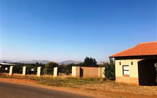 8237 m² Land available in Melodie