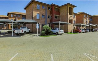 2 Bedroom Apartment in Rooihuiskraal North