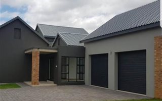 4 Bedroom House in Hazeldean (Silverlakes Surroundings)