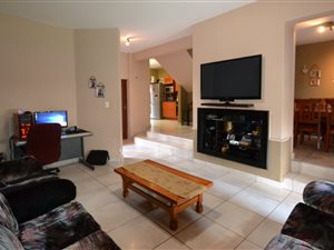 3 Bed Apartment in Moreleta Park