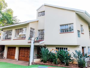 4 Bed House in Lynnwood Glen