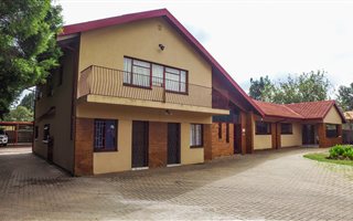 10 Bedroom House in Rietfontein