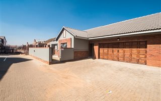 2 Bedroom Simplex in Meyersdal Nature Estate
