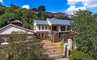 6 Bedroom House in Helderkruin