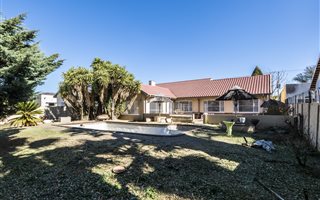 3 Bedroom House in Robertsham