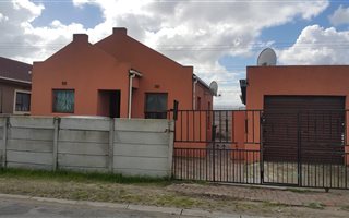 2 Bedroom House in Langa
