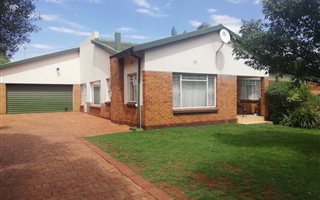 5 Bedroom House in Lyttelton Manor