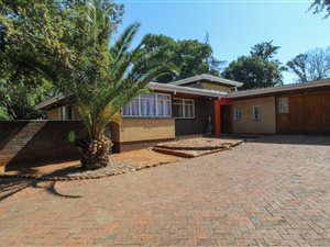 13 Bed House in Universitas