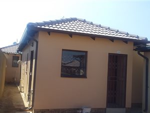 2 Bed House in Clayville