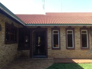 3 Bed House in Neserhof