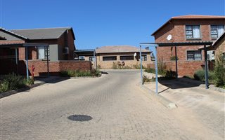 3 Bedroom Townhouse in Honeydew Manor
