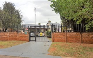 5 Bedroom House in Rooihuiskraal