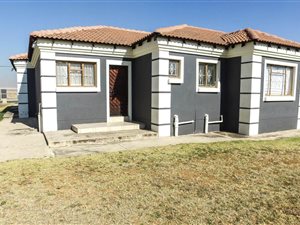 4 Bed House in Riamarpark