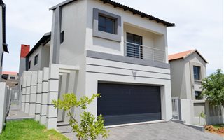 3 Bedroom House in Olympus AH