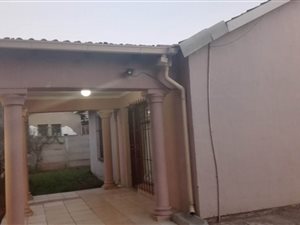 4 Bed House in Moffat View