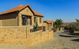 4 Bedroom Cluster in Meyersdal