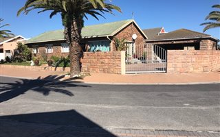 4 Bedroom House in Van Riebeeckstrand