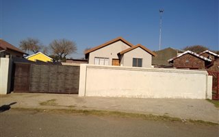 2 Bedroom House in Emdeni
