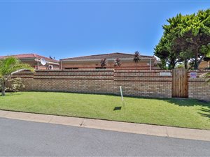 4 Bed Townhouse in Bonza Bay