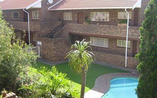 2 Bedroom Townhouse in Northcliff Ext 15