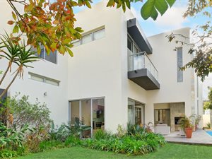 4 Bed House in Hyde Park
