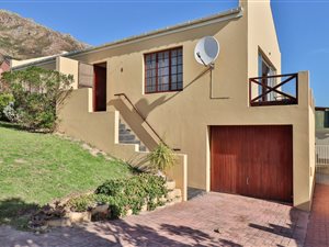 3 Bed House in Gordons Bay Central