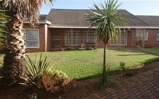 4 Bedroom House in Lodeyko
