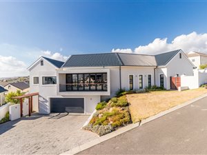 4 Bed House in Meerhof Estate