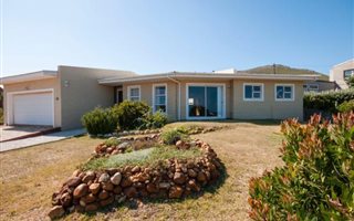 3 Bedroom House in Pringle Bay