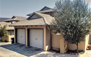 3 Bedroom Duplex in Ruimsig Country Estate