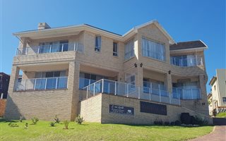 4 Bedroom House in Herolds Bay