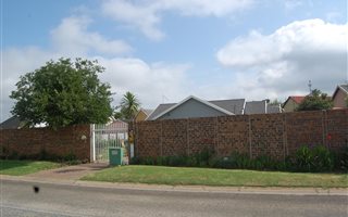 3 Bedroom House in Roodepoort West