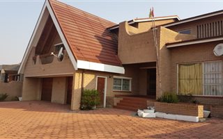 5 Bedroom House in Hillside