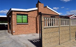 2 Bedroom House in Hex Park
