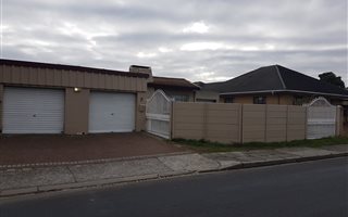 4 Bedroom House in Chrismar