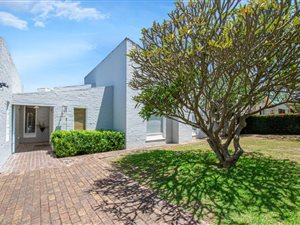 4 Bed House in Onder Papegaaiberg