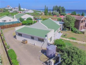 2 Bedroom House in Kini Bay