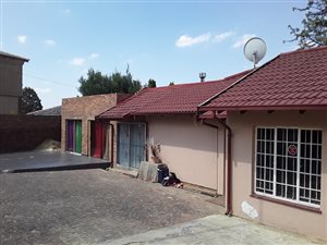 4 Bed House in Bloubosrand