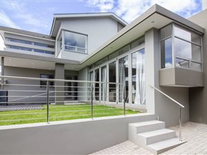 5 Bed House in Oubaai and surrounds