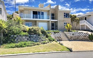 4 Bedroom House in Pienaarstrand