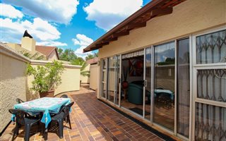 1 Bedroom Garden Cottage in Fairland
