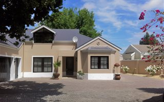 4 Bedroom House in Erinvale Estate