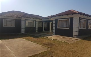 4 Bedroom House in Riamarpark