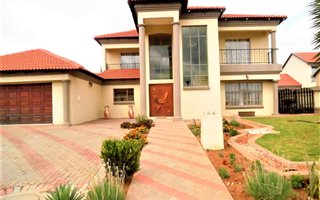 4 Bedroom House in Heuwelsig Estate
