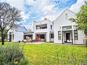 4 Bed House in Waterlake Farm