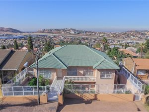 6 Bed House in Oakdene