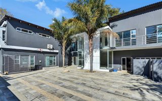677 m² Office Space in Parktown North