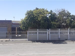 5 Bed House in Elsies River