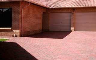 2 Bedroom Simplex in Willow Park Manor