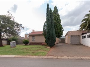 3 Bed House in Zakariyya Park